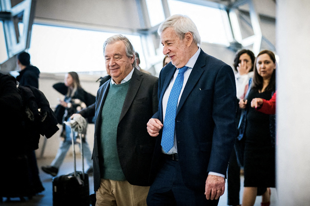 Handout picture released by Chile's Foreign Ministry press office showing Chilean Foreign Minister Alberto van Klaveren (R) welcoming UN Secretary General Antonio Guterres on arrival at Santiago Airport on November 21, 2023. /CFP