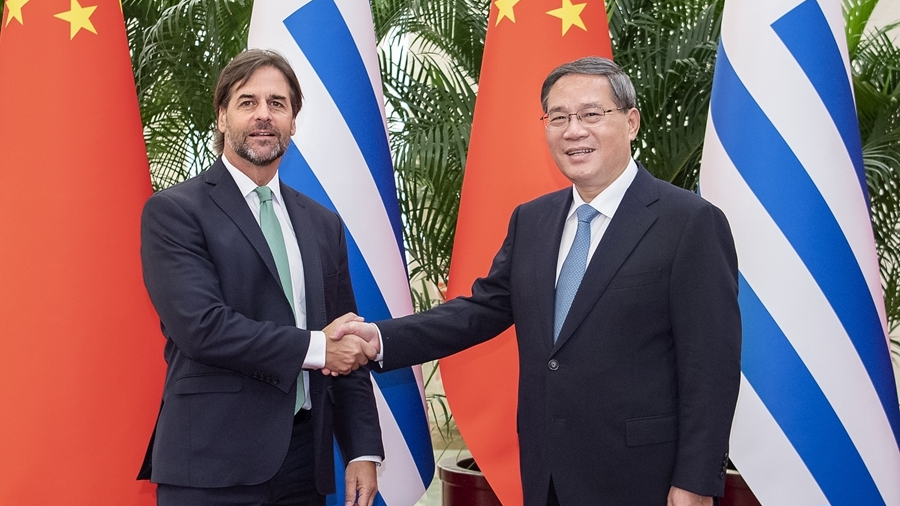 Chinese Premier Li Qiang (R) meets with Uruguayan President Luis Alberto Lacalle Pou in Beijing, China, November 23, 2023. /Xinhua