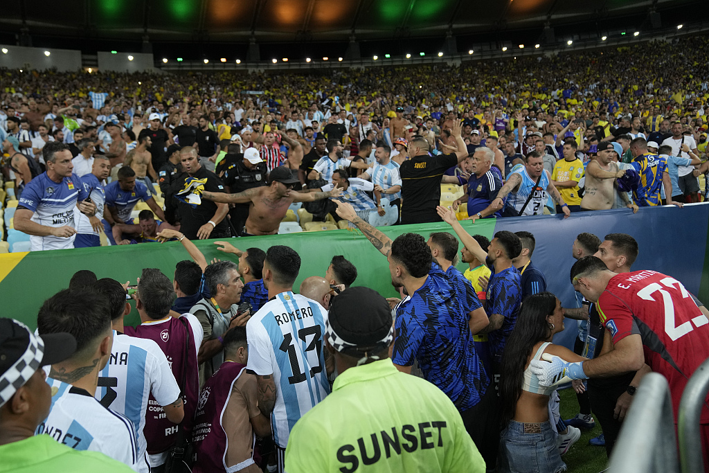 Players of Argentina try to calm the crowd after a fight between Brazilian and Argentine fans at the stands prior to their FIFA World Cup 2026 qualifier at Maracana Stadium in Rio de Janeiro, Brazil, November 21, 2023. /CFP