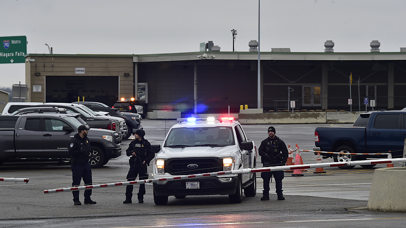 Police stand guard as the Peace Bridge, one of four major crossings into the U.S. from Canada, is closed after a car crashed and exploded at the Rainbow Bridge in Niagara Falls, New York, November 22, 2023.  /CFP