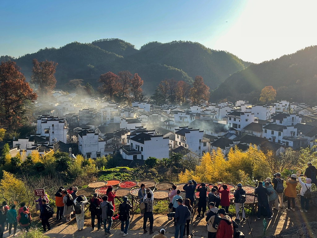 Visitors enjoy the beautiful morning scenery at Shicheng Village in Wuyuan County, east China's Jiangxi Province on November 23, 2023. /CFP