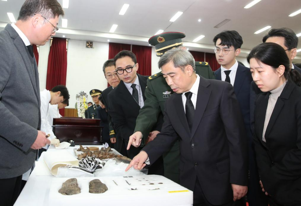 Chinese Vice Minister of Veterans Affairs Chang Zhengguo (C) attends the ceremony to lay the remains of Chinese soldiers killed in the 1950-53 Korean War in coffins in Incheon, ROK, November 22, 2023. /Xinhua