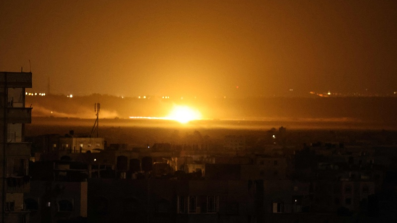 A ball of fire lights the sky during an Israeli strike on eastern Khan Yunis in the southern Gaza Strip, November 22, 2023. /CFP