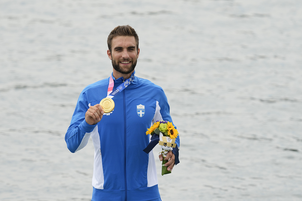 Stefanos Ntouskos of Greece poses with the gold medal in the men's rowing single sculls final at the 2020 Olympics in Tokyo, Japan, July 30, 2021. /CFP