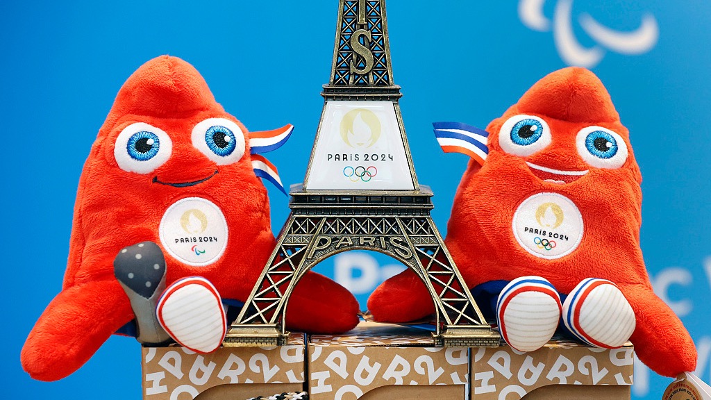 A replica of the Eiffel Tower with the logo of the 2024 Olympic Games surrounded by official mascots for the Paris 2024 is displayed in Paris, France, November 15, 2022. /CFP