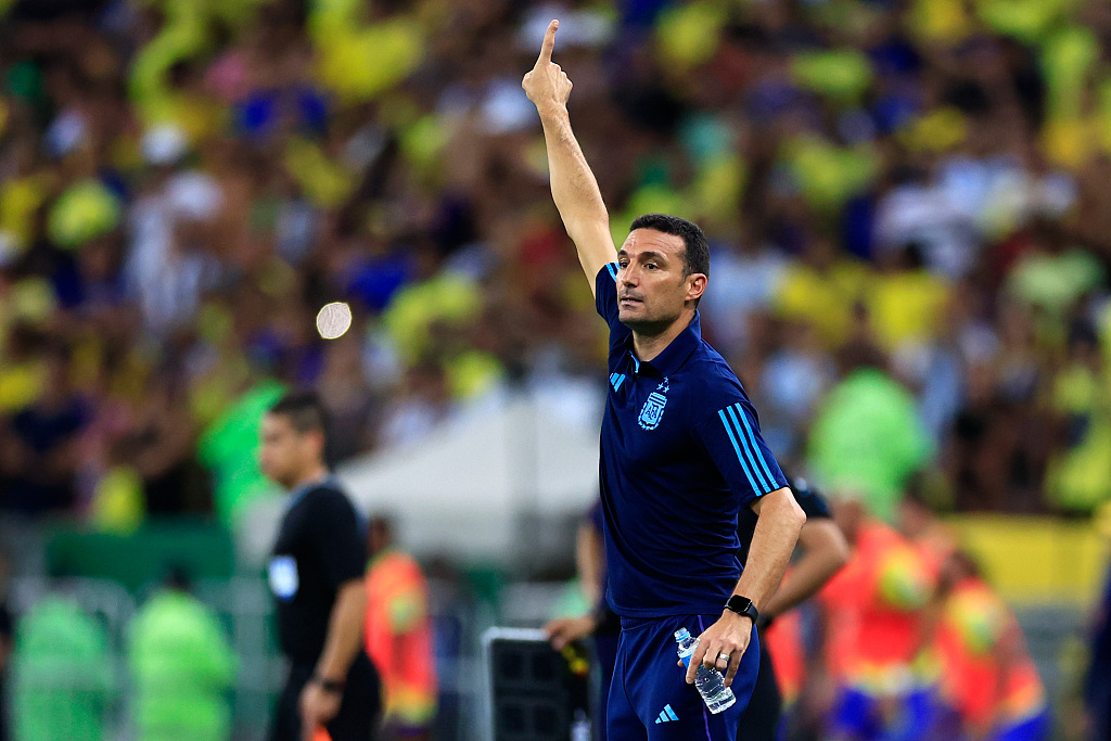 Lionel Scaloni during the match between Brazil and Argentina at Maracana Stadium in Rio de Janeiro, Brazil, November 21, 2023. /CFP