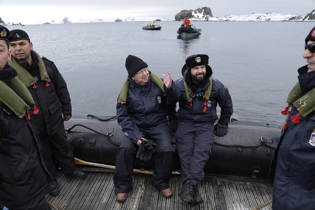 Chilean President Gabriel Boric, center right, and UN Secretary-General Antonio Guterres sit on a boat during an official visit to Eduardo Frei Air Force Base at King George Island, South Shetlands, Antarctica on November 23, 2023. /CFP