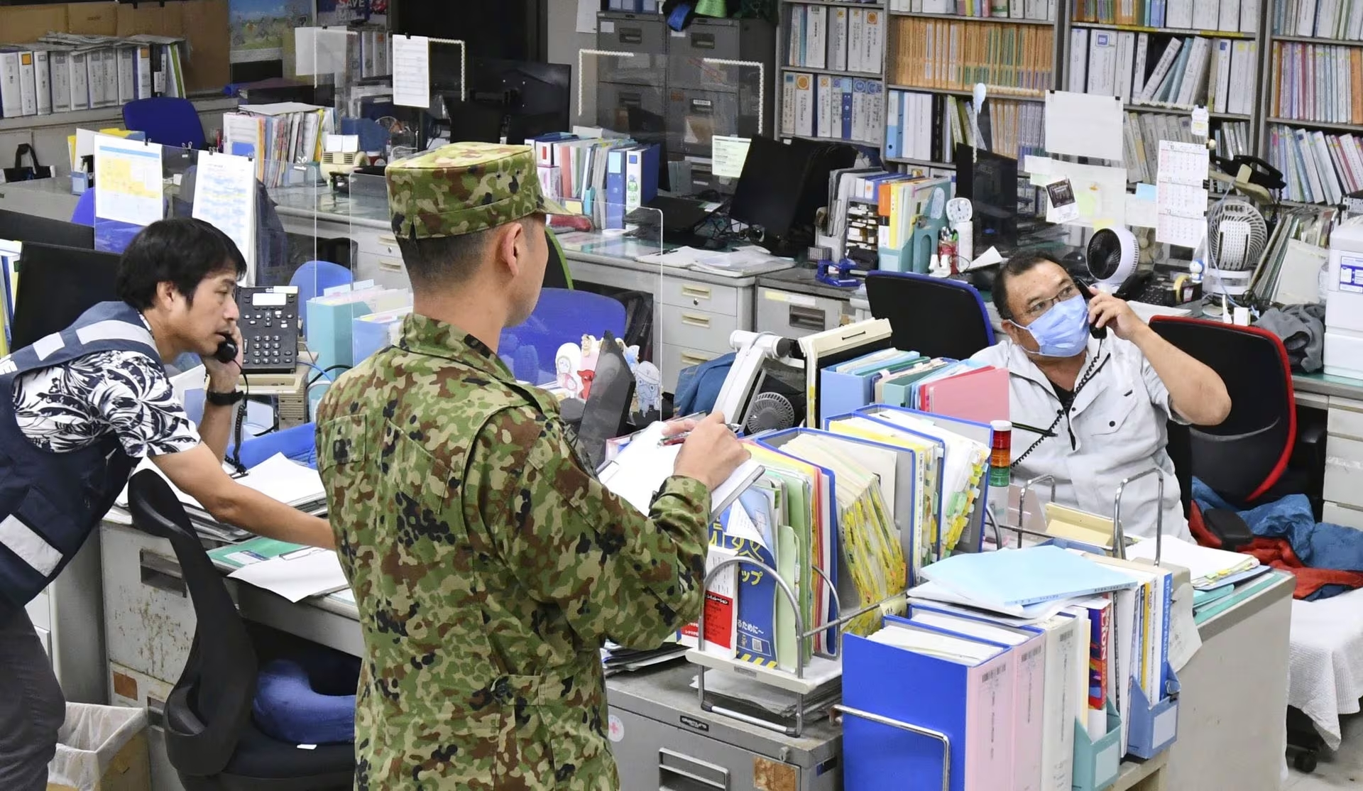 Prefectural office staff members react after the Japanese government issued an emergency warning for residents in the prefecture to take cover from the possible threat of a DPRK missile, at Okinawa Prefectural Office in Naha, Okinawa prefecture, Japan, November 21, 2023. /Reuters