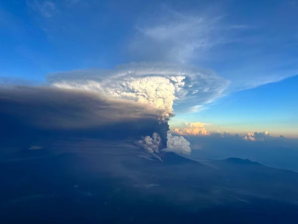 An ash column rises from Mount Ulawun, as seen from an aeroplane window, Papua New Guinea, November 21, 2023. /Reuters 