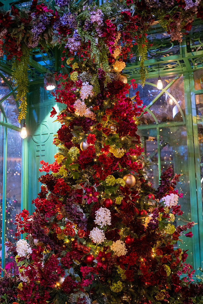 A photo taken on November 22, 2023 shows dazzling decorations adorning bustling areas of Hong Kong. /CFP