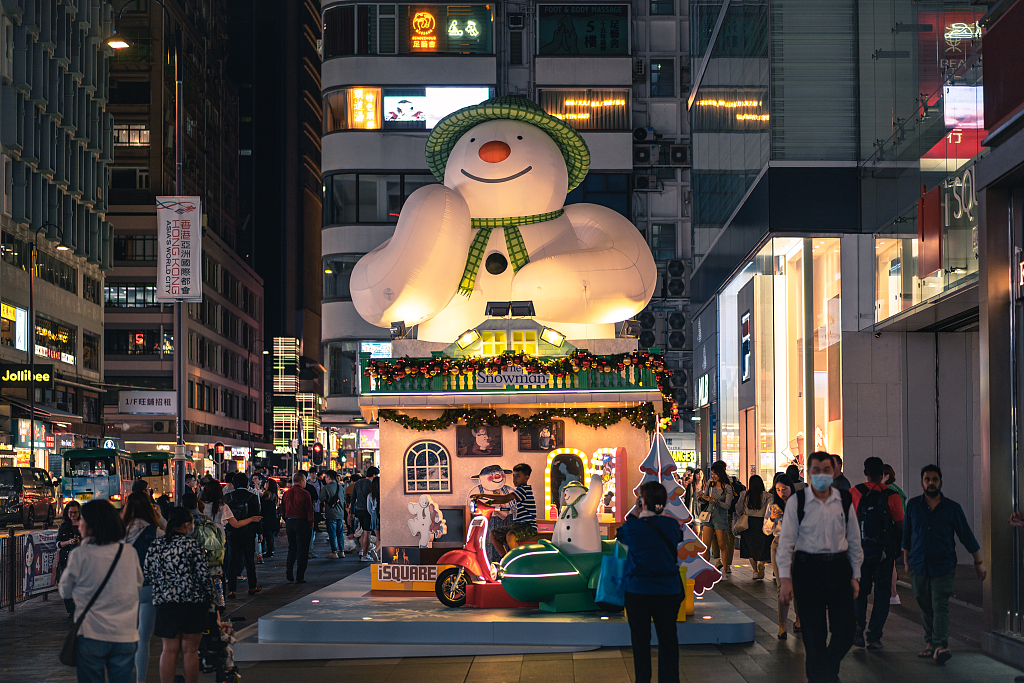 A photo taken on November 22, 2023 shows dazzling decorations adorning bustling areas of Hong Kong. /CFP