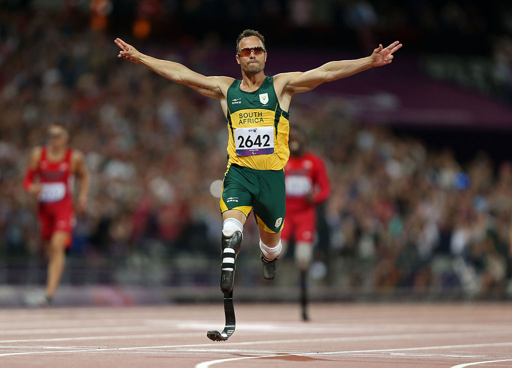 Oscar Pistorius celebrates winning gold medal at the Paralympics in London, UK, September 8, 2012. /CFP