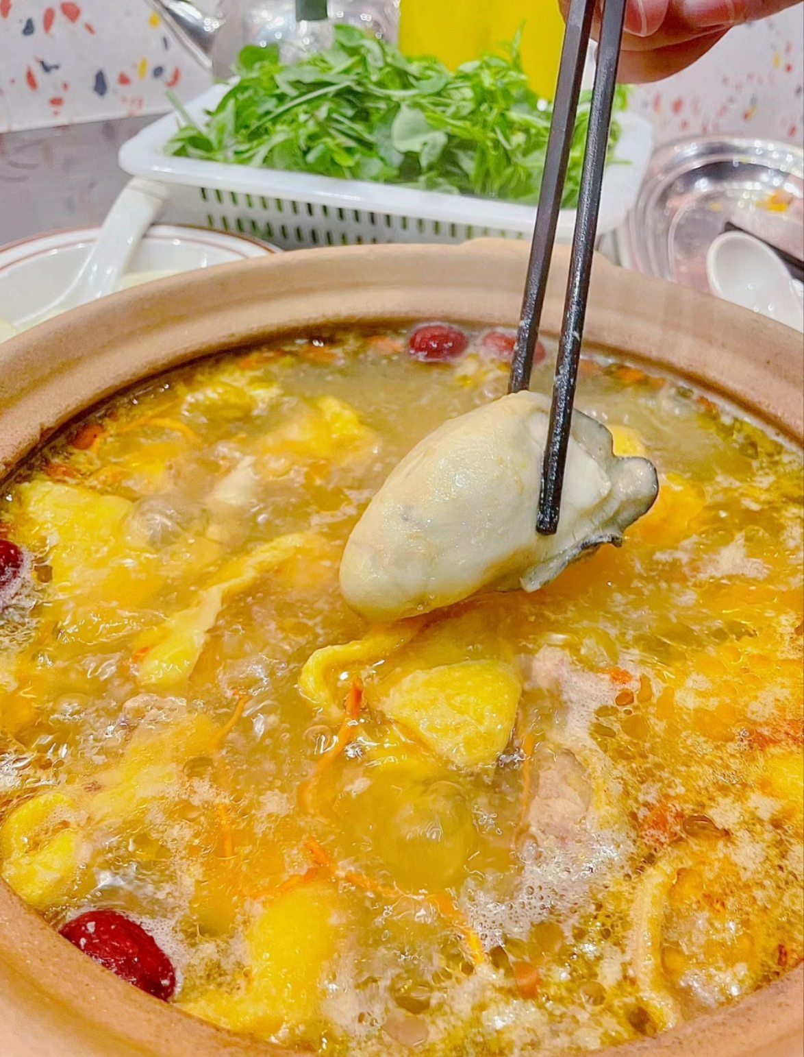 Oyster and chicken hot pot is popular in Hainan during the winter months. /Photo provided to CGTN