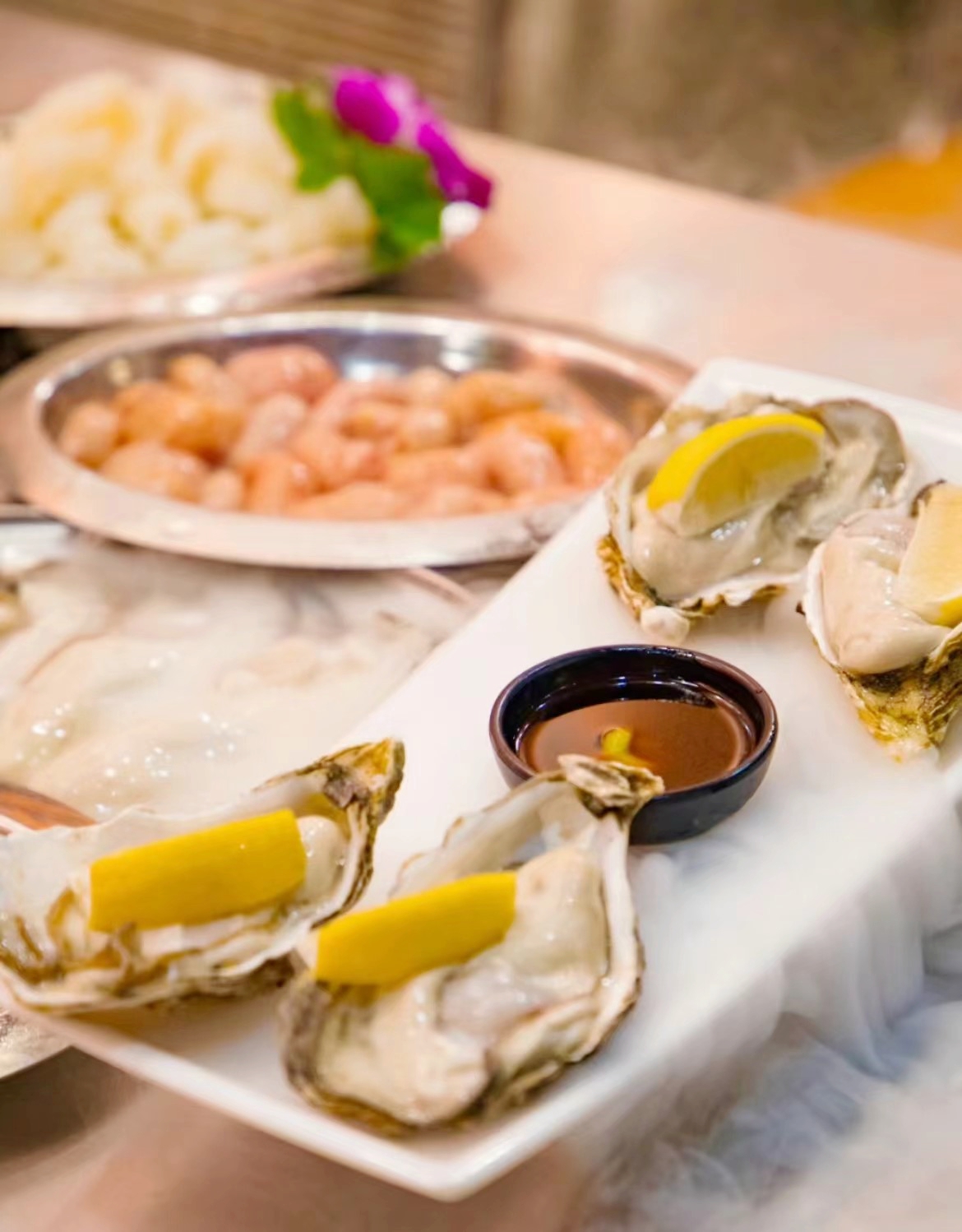 Oyster and chicken hot pot is popular in Hainan during the winter months. /Photo provided to CGTN