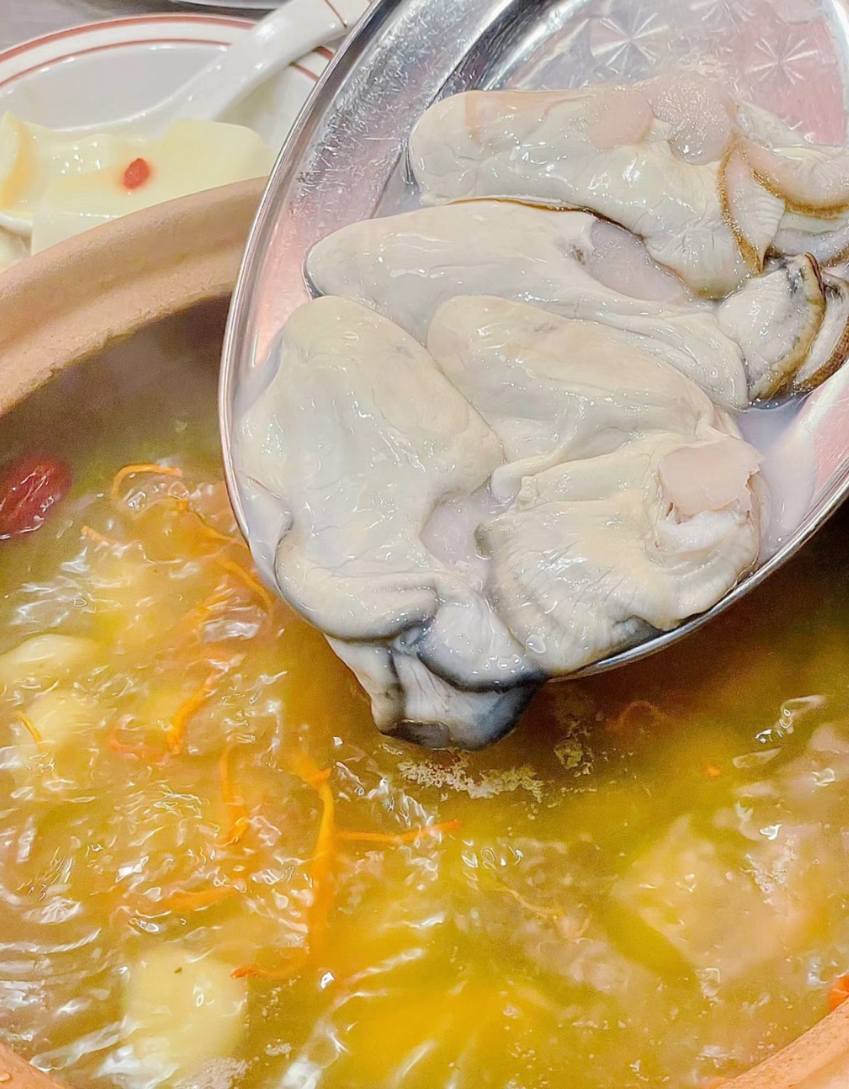 Oyster and chicken hot pot is popular in Hainan during the winter months. /Photo provided to CGTN