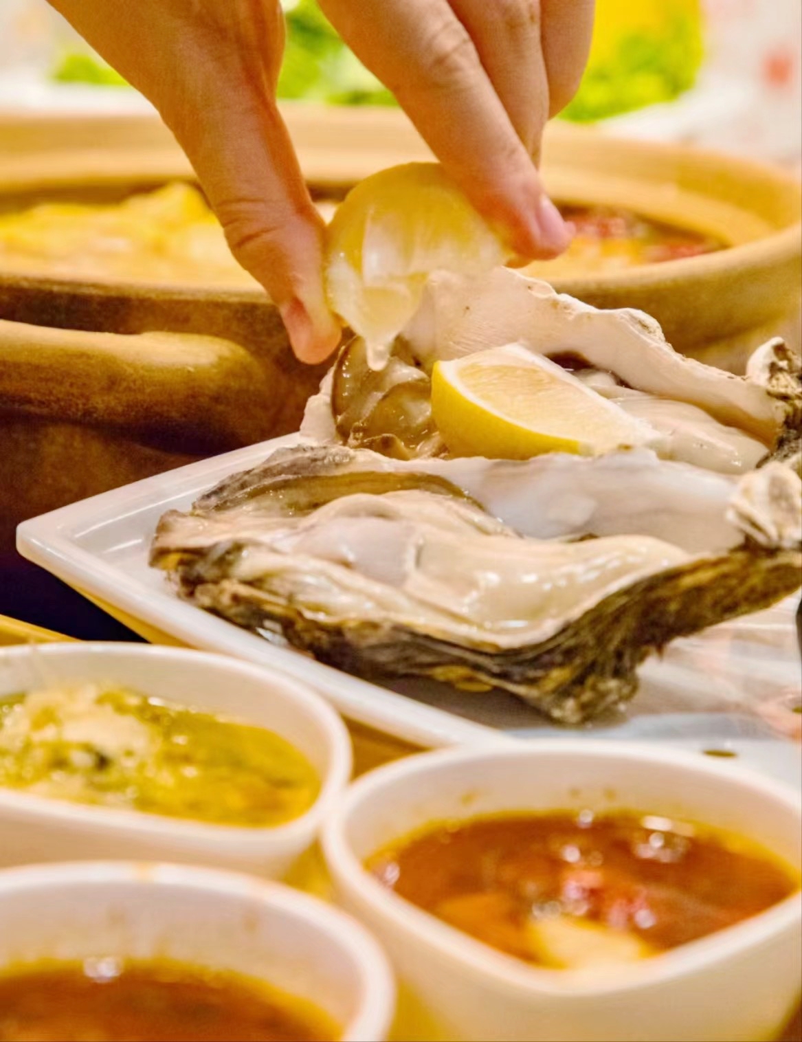 Oyster and chicken hot pot is popular in Hainan during the winter months. /Photo provided to CGTN