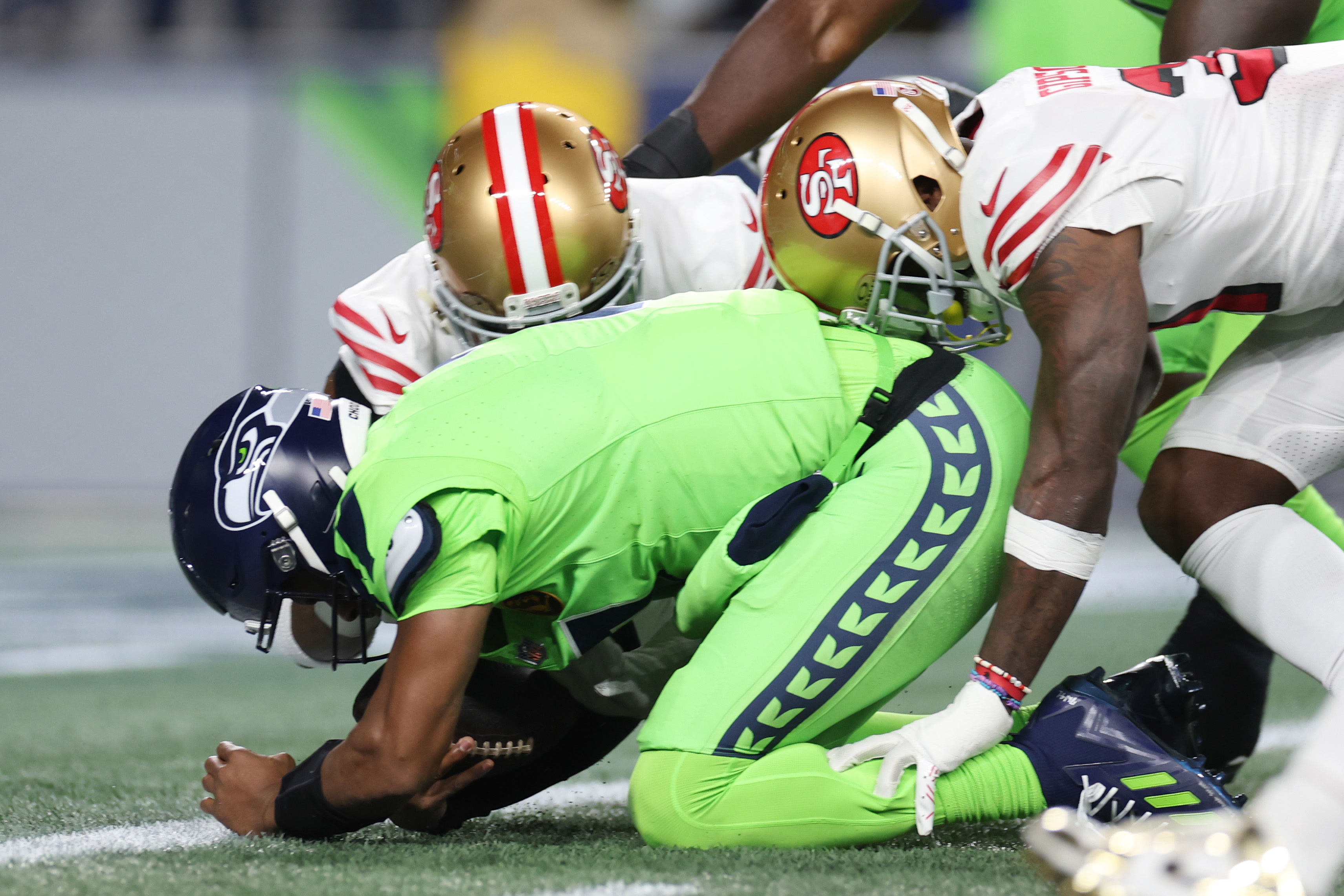 Quarterback Geno Smith (C) of the Seattle Seahawks falls in the game against the San Francisco 49ers at Lumen Field in Seattle, Washington, November 23, 2023. /CFP
