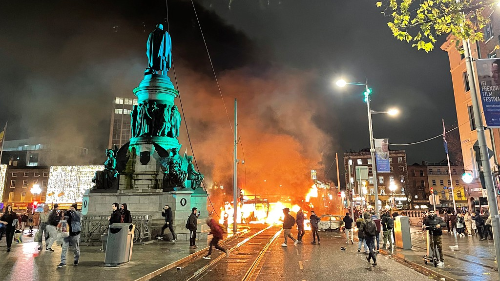 A bus and car on fire on O'Connell Street in Dublin city centre after violent scenes unfolded following an attack on Parnell Square East, November 23, 2023. /CFP