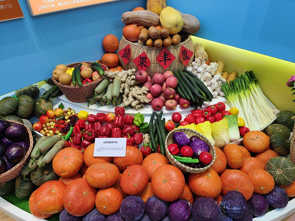 Vegetables and fruit from Shouguang are on display at an exhibition in Beijing on November 5, 2022. /CFP