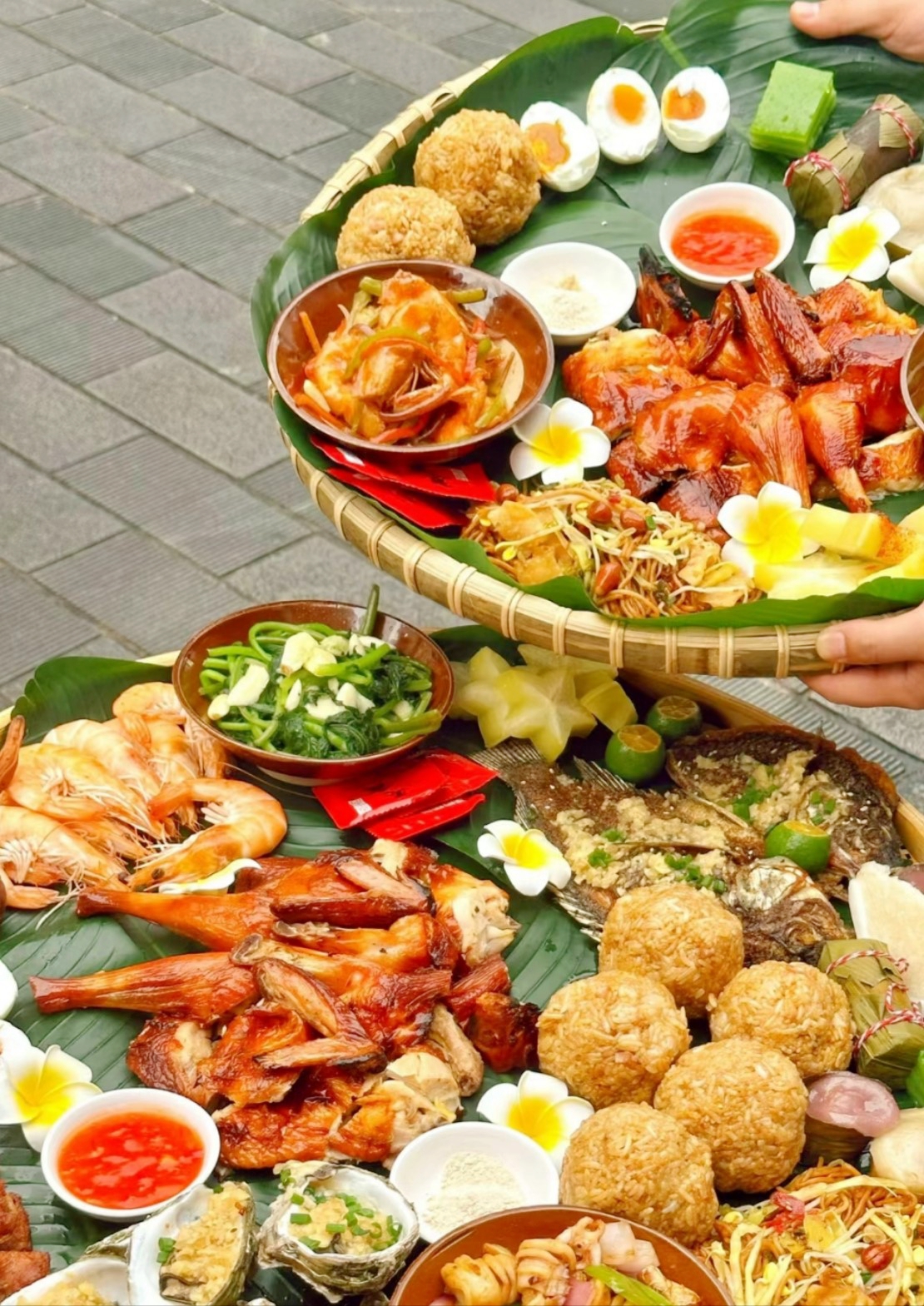 Boji Rice is to put different Hainan-style delicacies into a bamboo or wicker container, including coconut rice, roasted Wenchang chicken, braised pork feet, stir-fried seafood, sea duck eggs, and tropical fruits. /Photo provided to CGTN
