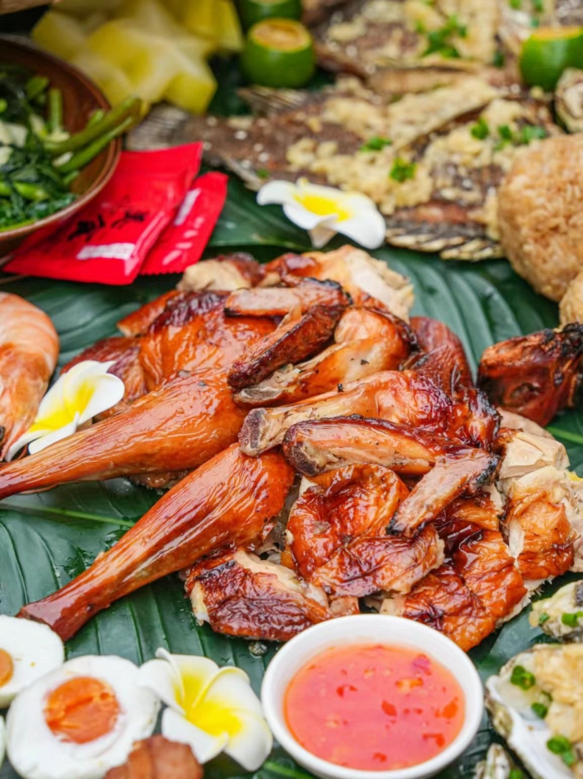 Boji Rice is to put different Hainan-style delicacies into a bamboo or wicker container, including coconut rice, roasted Wenchang chicken, braised pork feet, stir-fried seafood, sea duck eggs, and tropical fruits. /Photo provided to CGTN