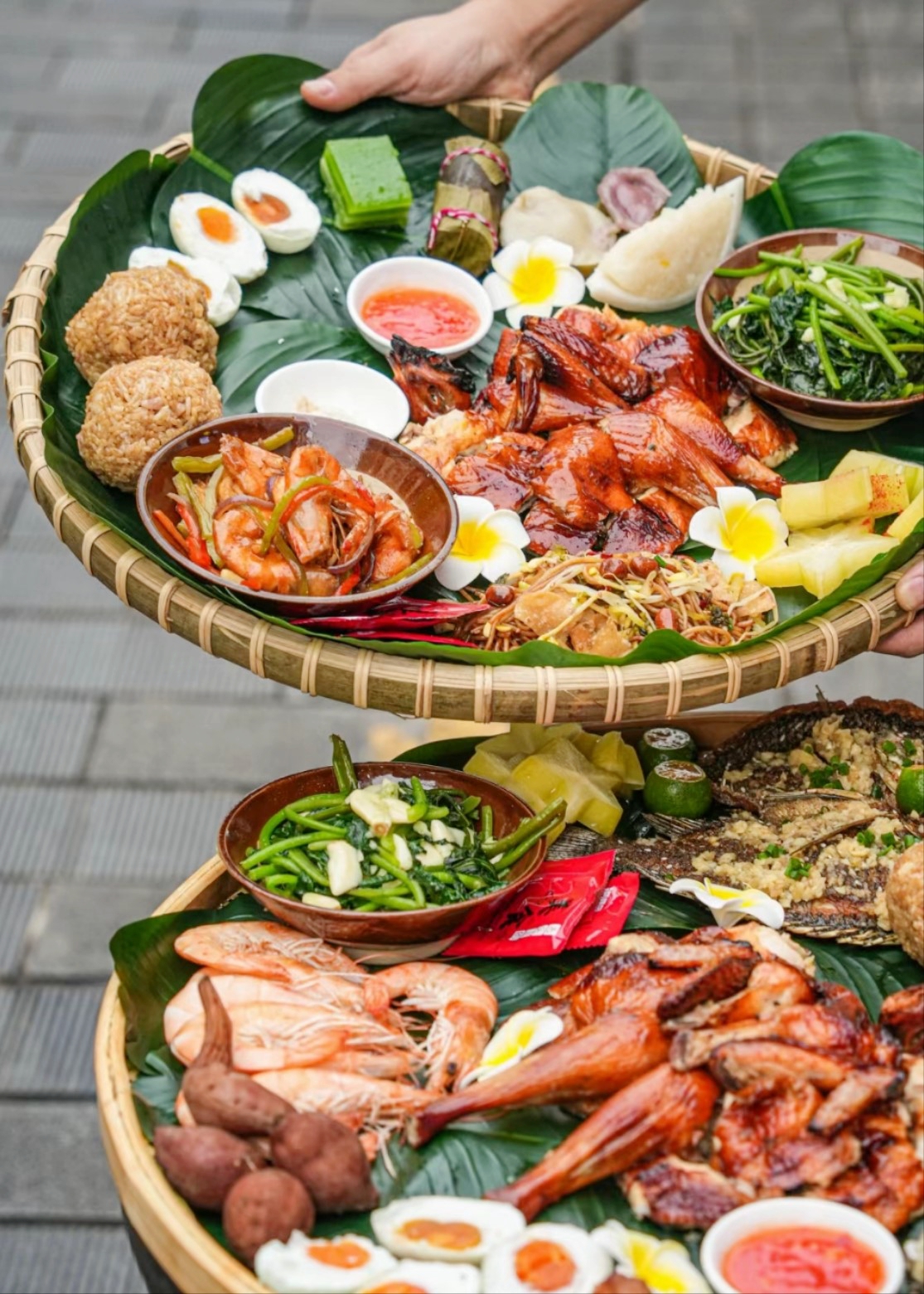 Boji Rice is to put different Hainan-style delicacies into a bamboo or wicker container, including coconut rice, roasted Wenchang chicken, braised pork feet, stir-fried seafood, sea duck eggs, and tropical fruits. /Photo provided to CGTN