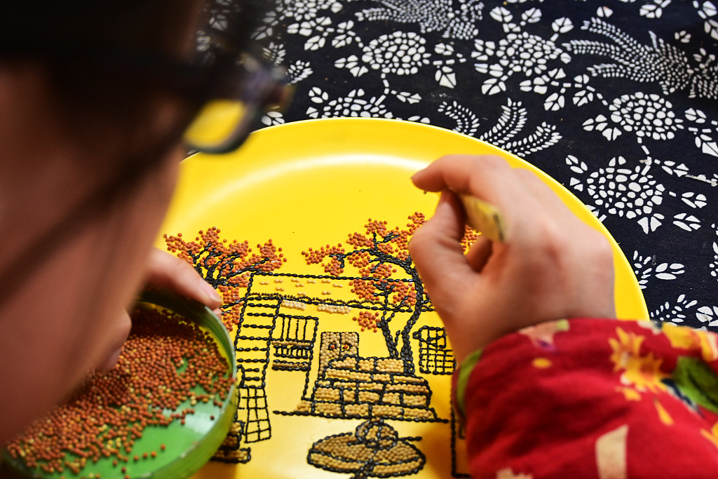 A villager creates a grain painting at Shoudong Village of north China's Hebei Province on November 23, 2023. /CFP