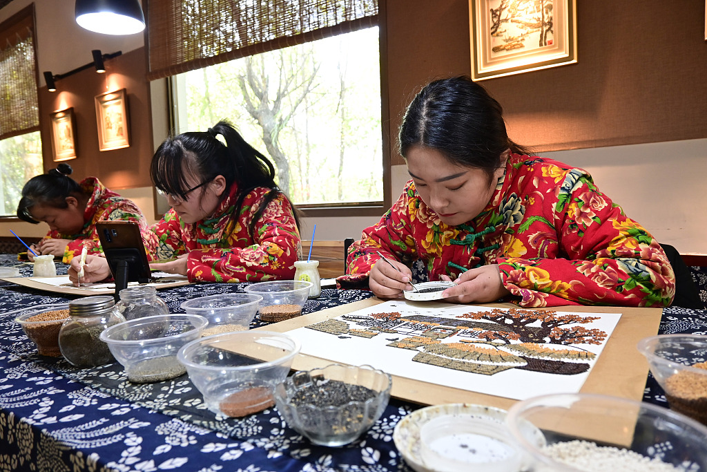 Villagers make grain paintings at Shoudong Village of north China's Hebei Province, in the photo taken on November 23, 2023. /CFP