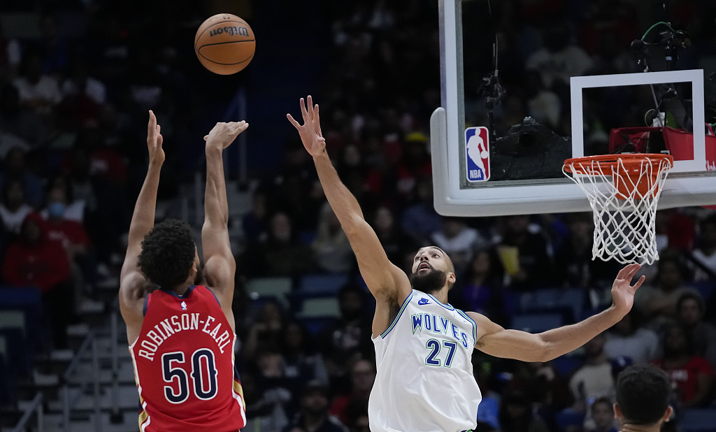 Rudy Gobert (R) of the Minnesota Timberwolves tries to deflect a shot by Jeremiah Robinson-Earl of the New Orleans Pelicans in the game at Smoothie King Center in New Orleans, Louisiana, November 18, 2023. /CFP