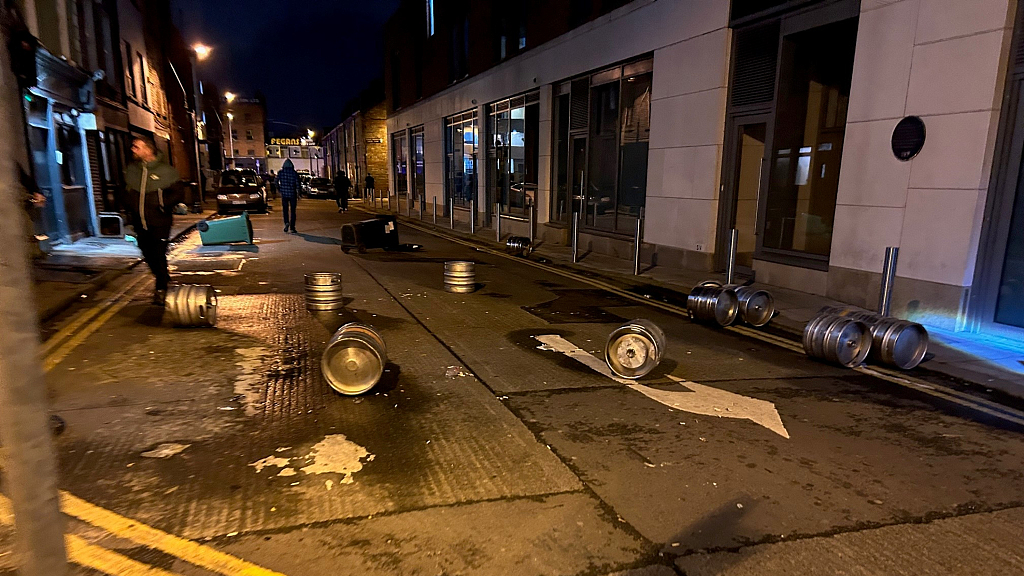 Debris left on a street in Dublin city center after violent scenes unfolded following an attack on Parnell Square East where five people were injured, including three young children, November 23, 2023. /CFP