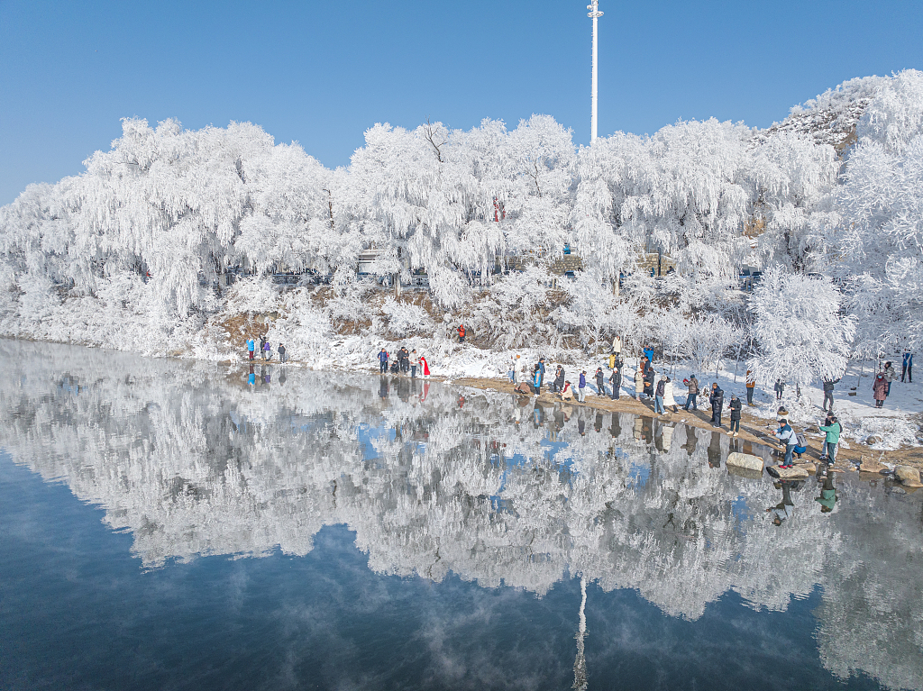 Tourists enjoy rime scenery in the city of Jilin, northeast China's Jilin Province, on November 12, 2023. /CFP