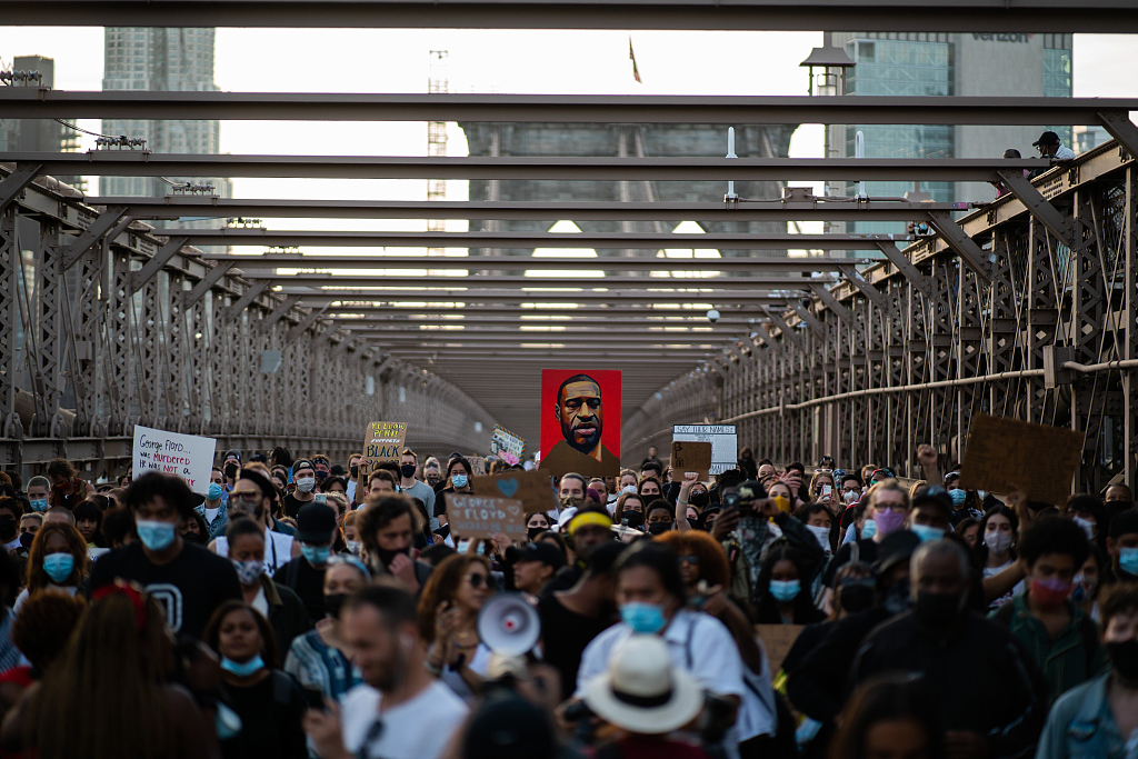 Demonstrators march across the Brooklyn Bridge as they remember George Floyd on the one-year anniversary of his death in New York, U.S., May 25, 2021. /CFP