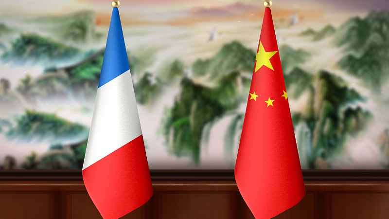 National flags of France and China. /CFP 