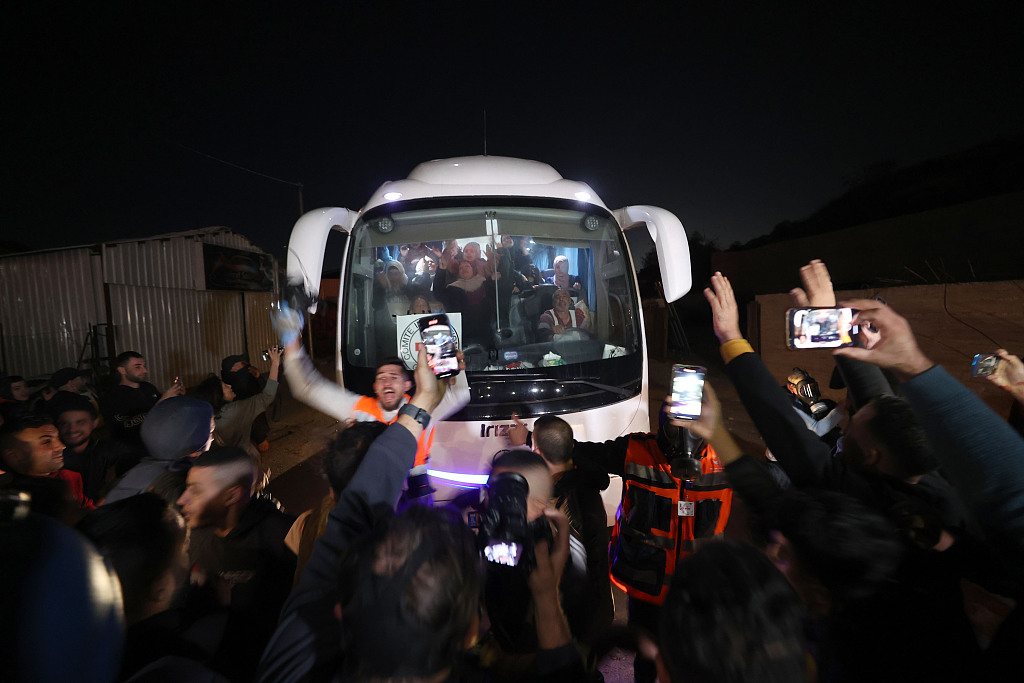 Released Palestinian prisoners arrive to Beitunia, west of Ramallah, with International Red Cross vehicles under the agreement on the four-day humanitarian pause between Israel and Hamas, in Ramallah, West Bank on November 24, 2023. /CFP