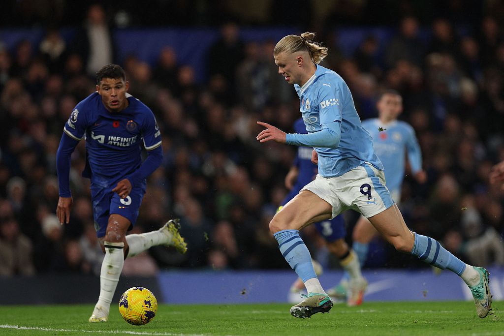Erling Haaland (#9) of Manchester City dribbles in the Premier League game against Chelsea at Stamford Bridge in London, England, November 12, 2023. /CFP