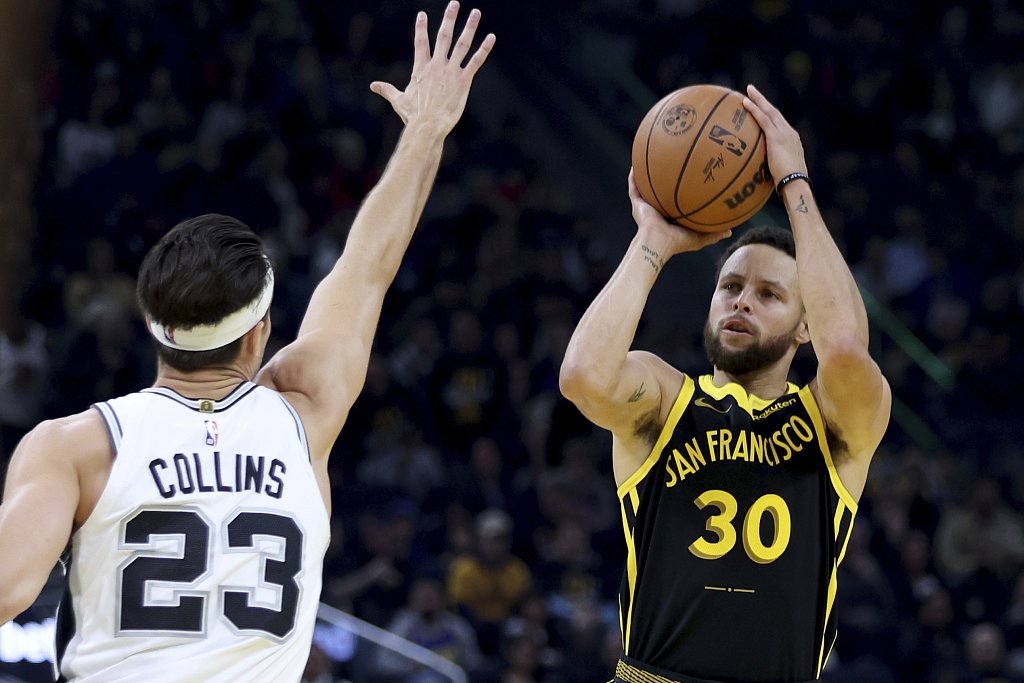 Stephen Curry (R) of the Golden State Warriors shoots in the game against the San Antonio Spurs at the Chase Center in San Francisco, California, November 24, 2023. /CFP