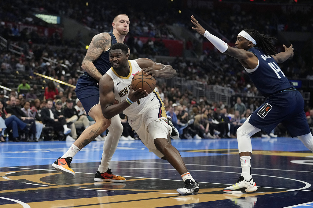 Zion Williamson (C) of the New Orleans Pelicans penetrates in the game against the Los Angeles Clippers at Crypto.com Arena in Los Angeles, California, November 24, 2023. /CFP