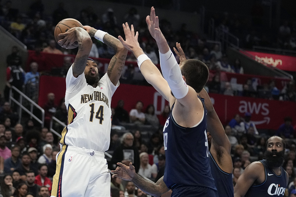 Brandon Ingram (#14) of the New Orleans Pelicans shoots in the game against the Los Angeles Clippers at Crypto.com Arena in Los Angeles, California, November 24, 2023. /CFP