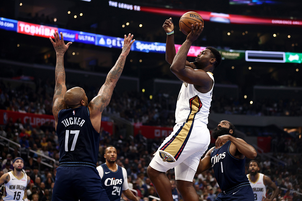 Zion Williamson (R) of the New Orleans Pelicans shoots in the game against the Los Angeles Clippers at Crypto.com Arena in Los Angeles, California, November 24, 2023. /CFP