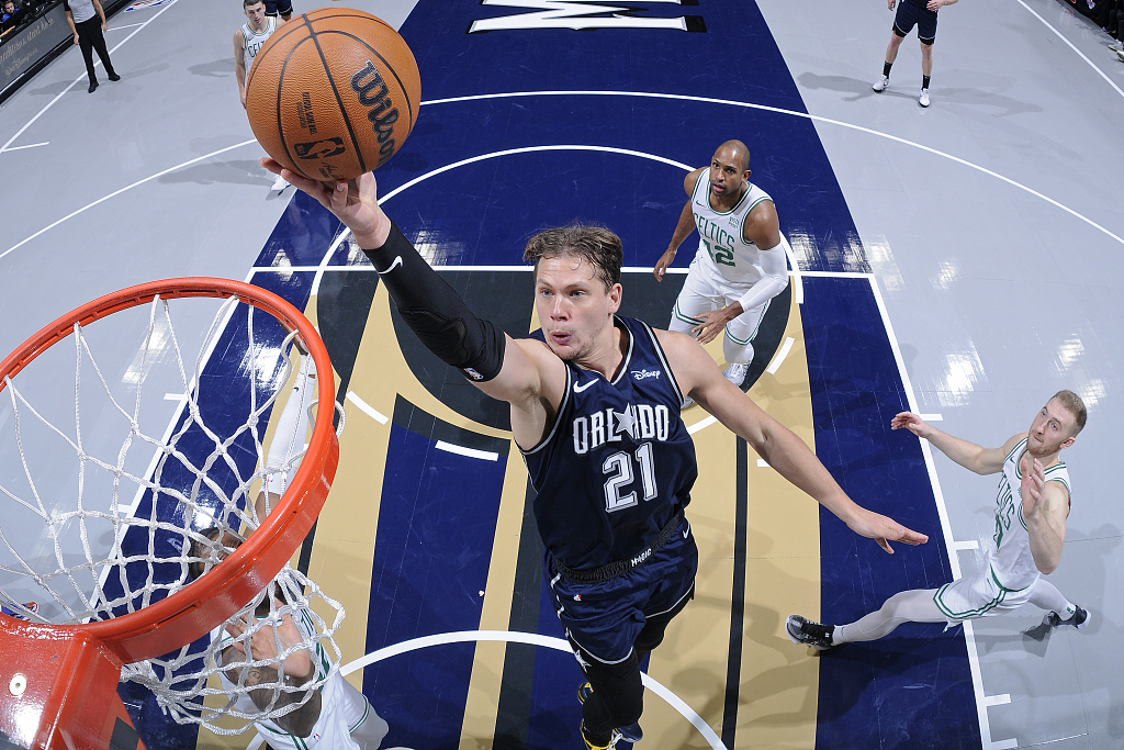 Moritz Wagner (#21) of the Orlando Magic drives toward the rim in the game against the Boston Celtics at Amway Center in Orlando, Florida, November 24, 2023. /CFP