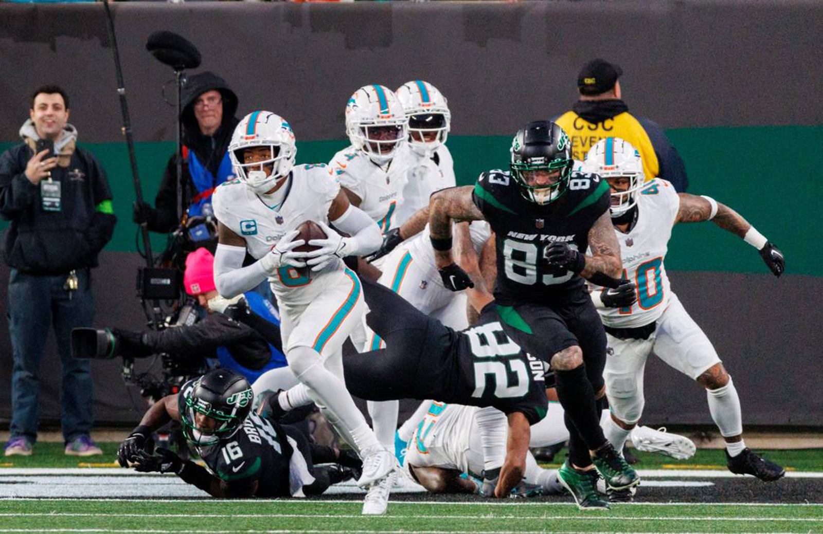 Safety Jevon Holland (L) of the Miami Dolphins runs with the ball after intercepts a pass in the game against the New York Jets at MetLife Stadium in East Rutherford, New Jersey, November 24, 2023. /CFP