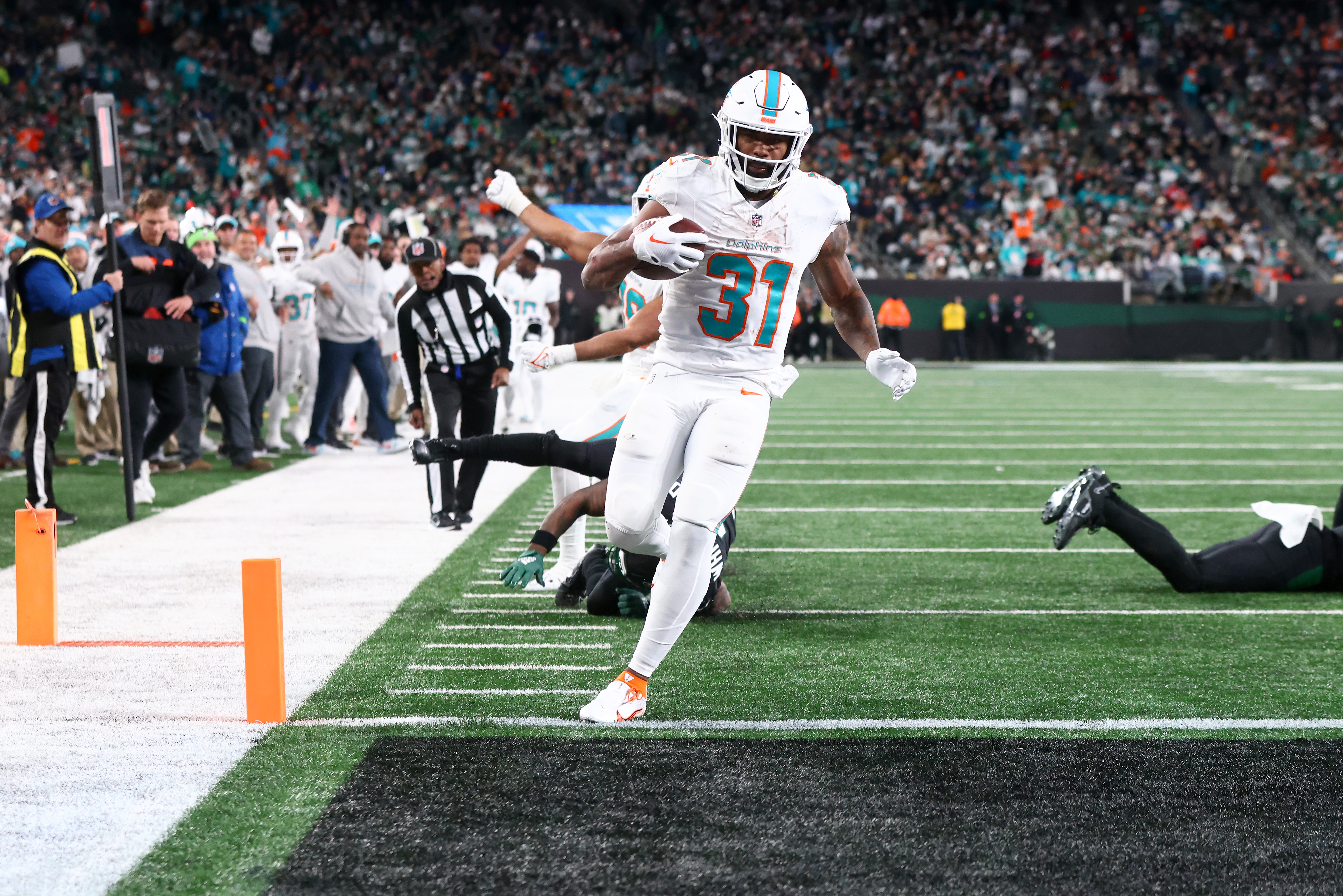 Running back Raheem Mostert of the Miami Dolphins scores a touchdown in the game against the New York Jets at MetLife Stadium in East Rutherford, New Jersey, November 24, 2023. /CFP