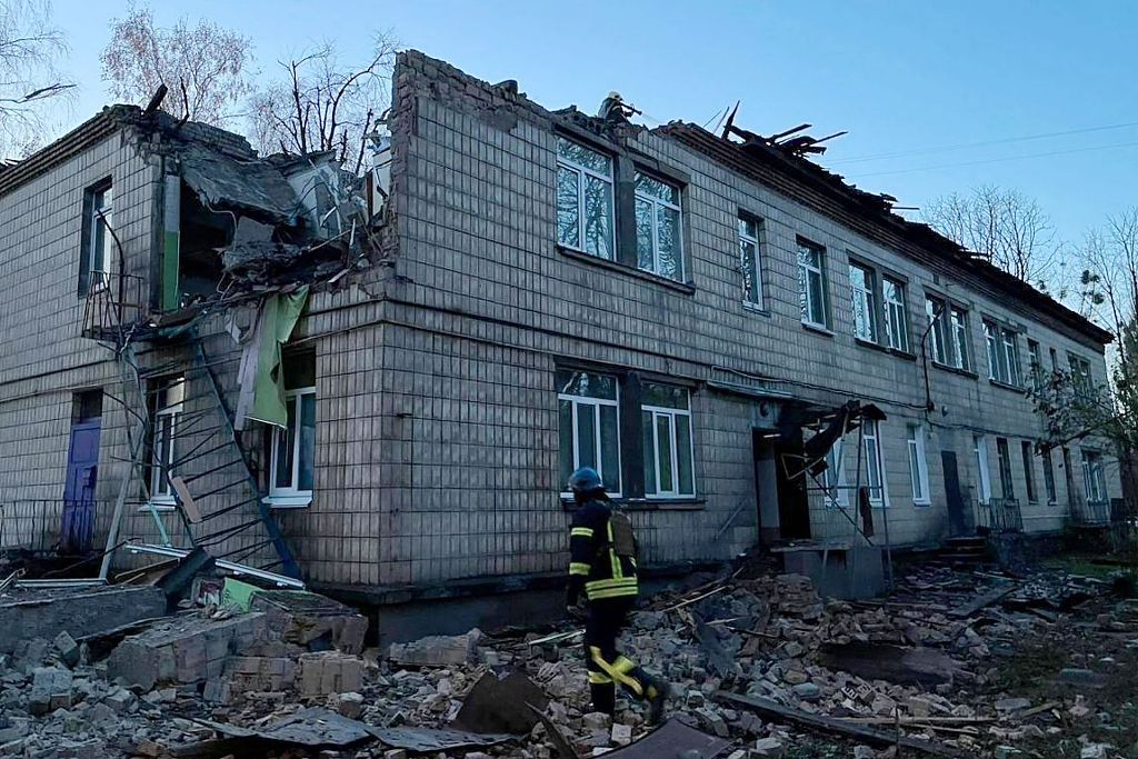 A rescuer works at the site of a drone attack in Kyiv, Ukraine, November 25, 2023. /CFP 