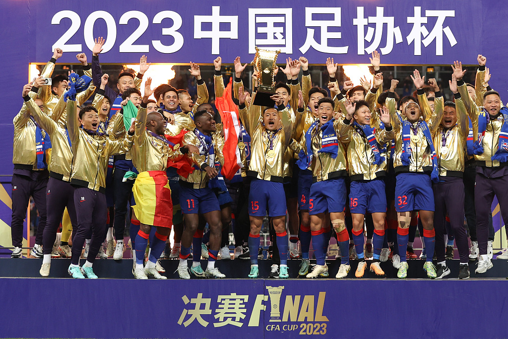 Players of Shanghai Shenhua celebrate after defeating Shandong Taishan 1-0 in the China FA Cup final in Suzhou, east China's Jiangsu Province, November 25, 2023. /CFP