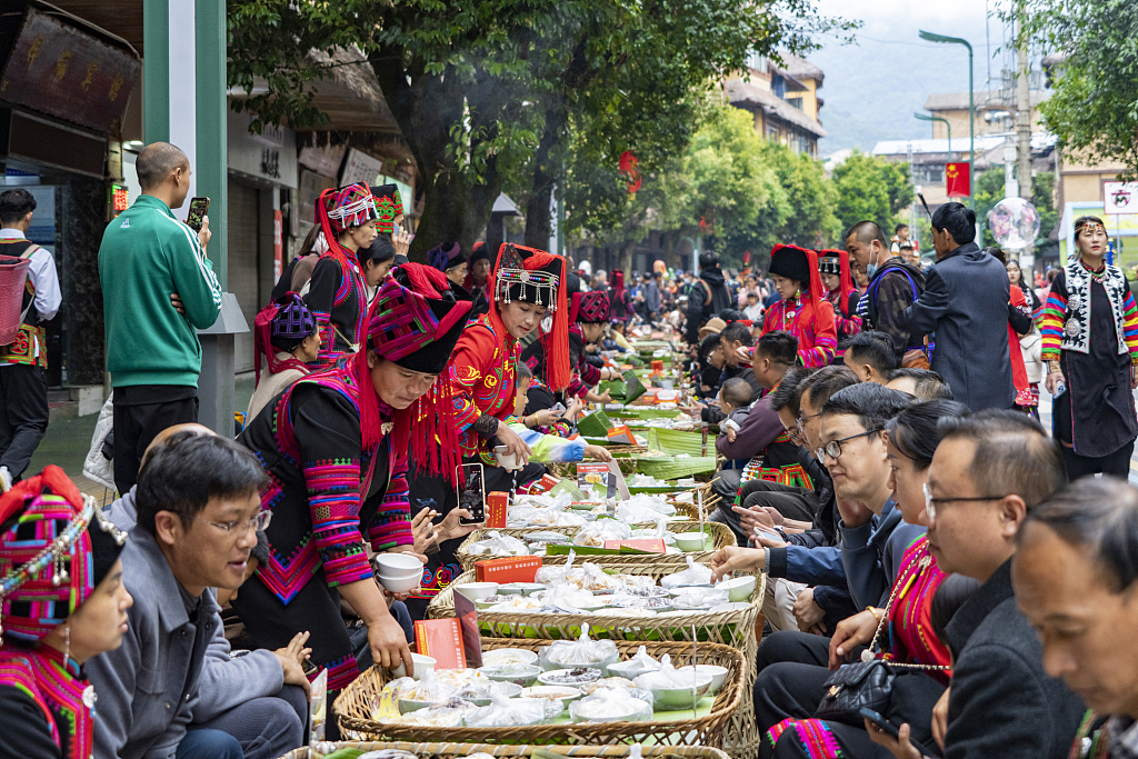 A photo taken on November 19, 2023 shows a street banquet in Luchun County, Honghe Hani and Yi Autonomous Prefecture, Yunnan Province. /CFP