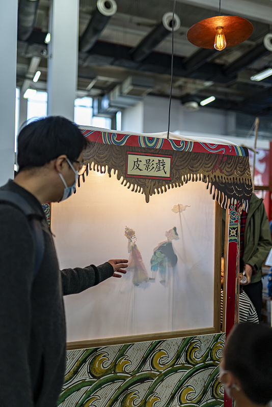 Visitors admire shadow plays during China Craft Week in Hangzhou City, Zhejiang Province, November 25, 2023. /CFP