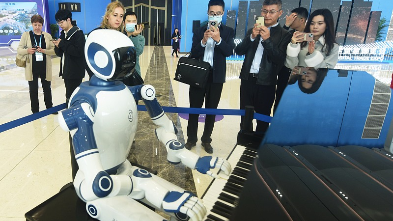A robot plays the piano at the second Global Digital Trade Expo in Hangzhou, November 23, 2023. /CFP