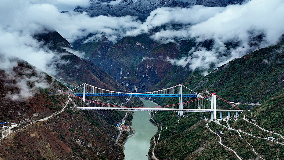 A railway bridge and a highway bridge built on the Jinsha River in Diqing Tibetan Autonomous Prefecture, southwest China's Yunnan Province, November 24, 2023. /CFP