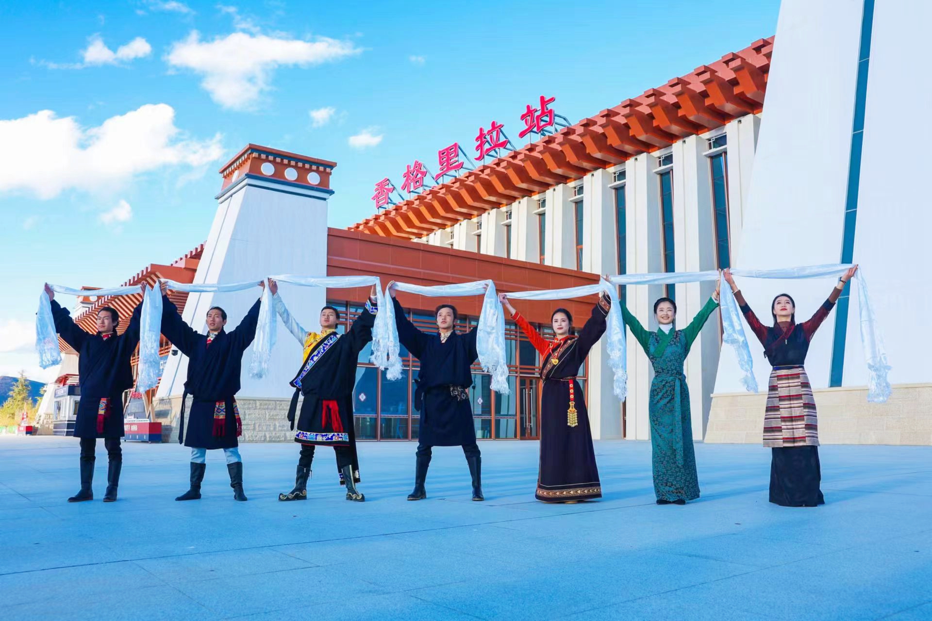A group of Tibetan people sing and dance at Shangri-La Station in Diqing Tibetan Autonomous Prefecture, southwest China's Yunnan Province, November 26, 2023. /China Railway Kunming Bureau Group