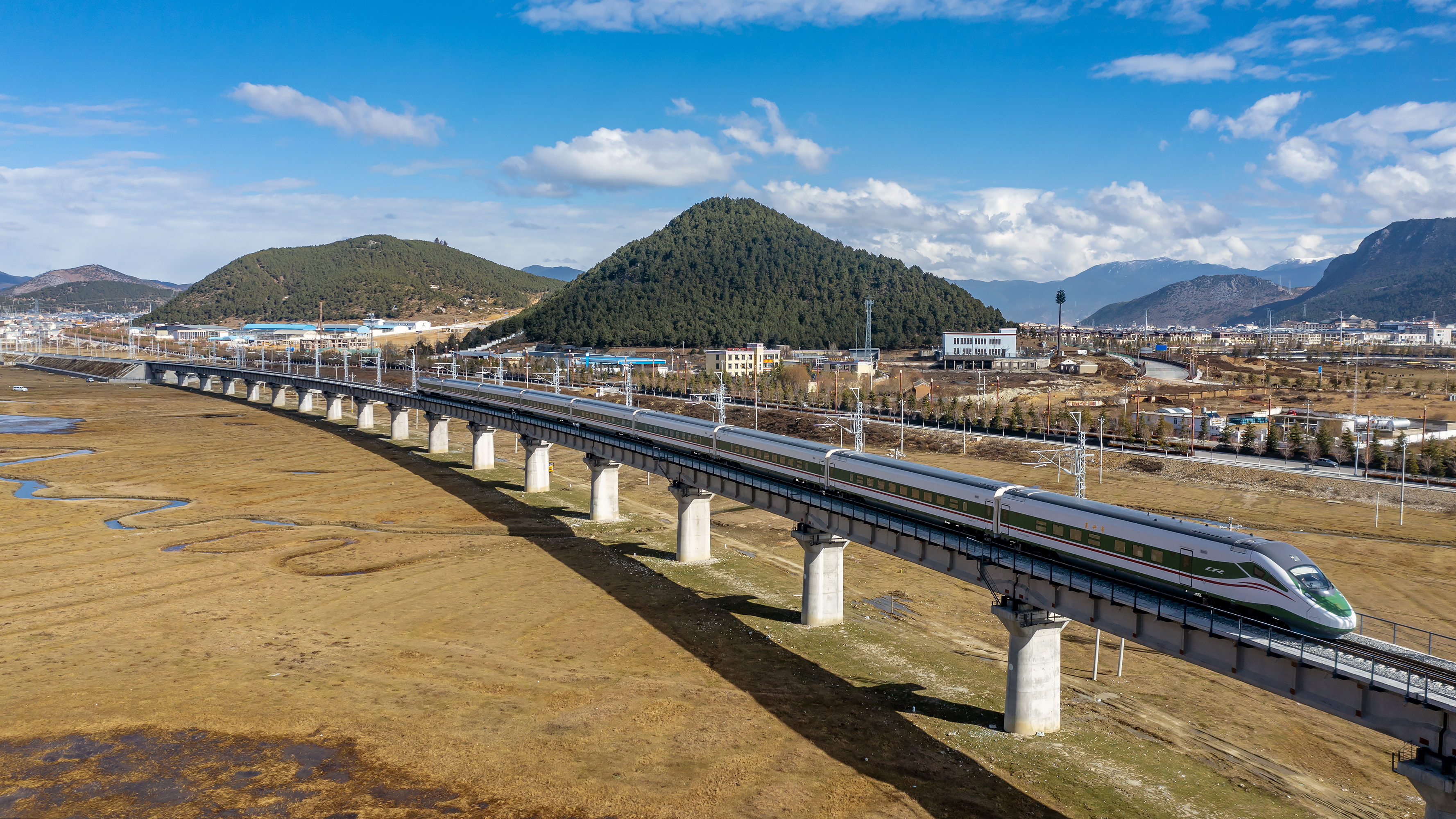 A Fuxing bullet train runs on the railway bridge built on the Jinsha River in Diqing Tibetan Autonomous Prefecture, southwest China's Yunnan Province, November 26, 2023. /China Railway Kunming Bureau Group